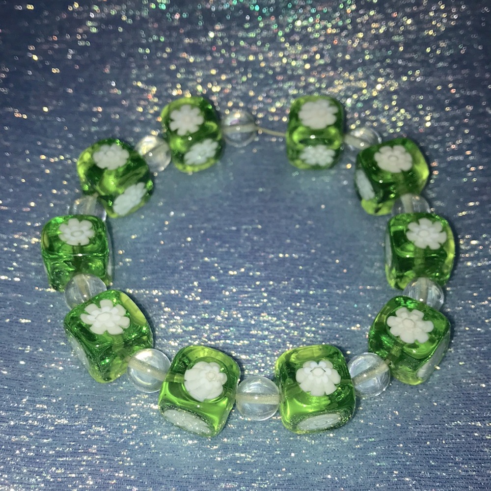 🔥 Handmade Vintage Lime Green & Clear Glass Bead Bracelet with Daisies
